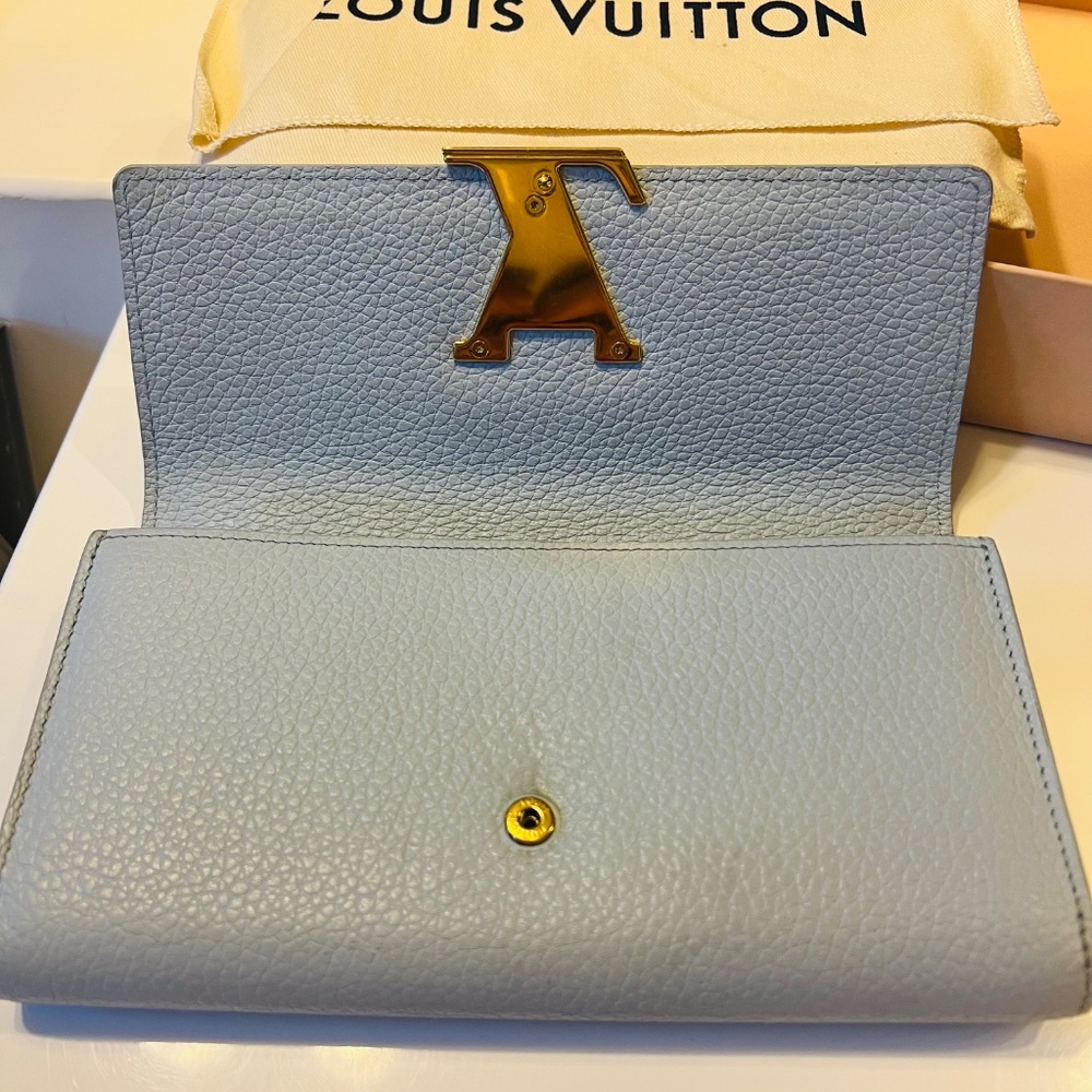 Louis Vuitton Blue Wallet with Iconic LV Logo - Picture 2 of 16